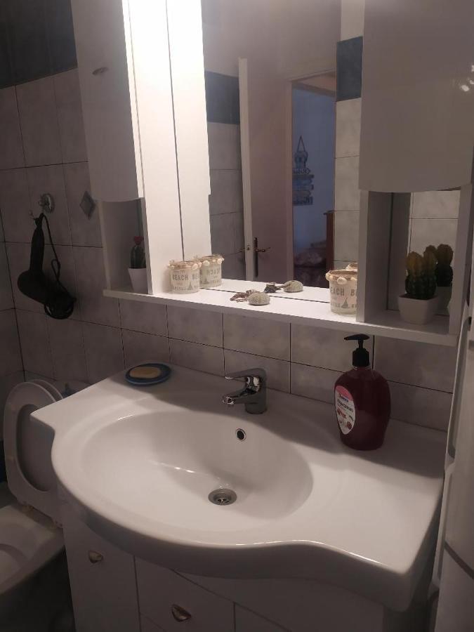 Small&cosy appartment- Piccolina Loutráki Esterno foto